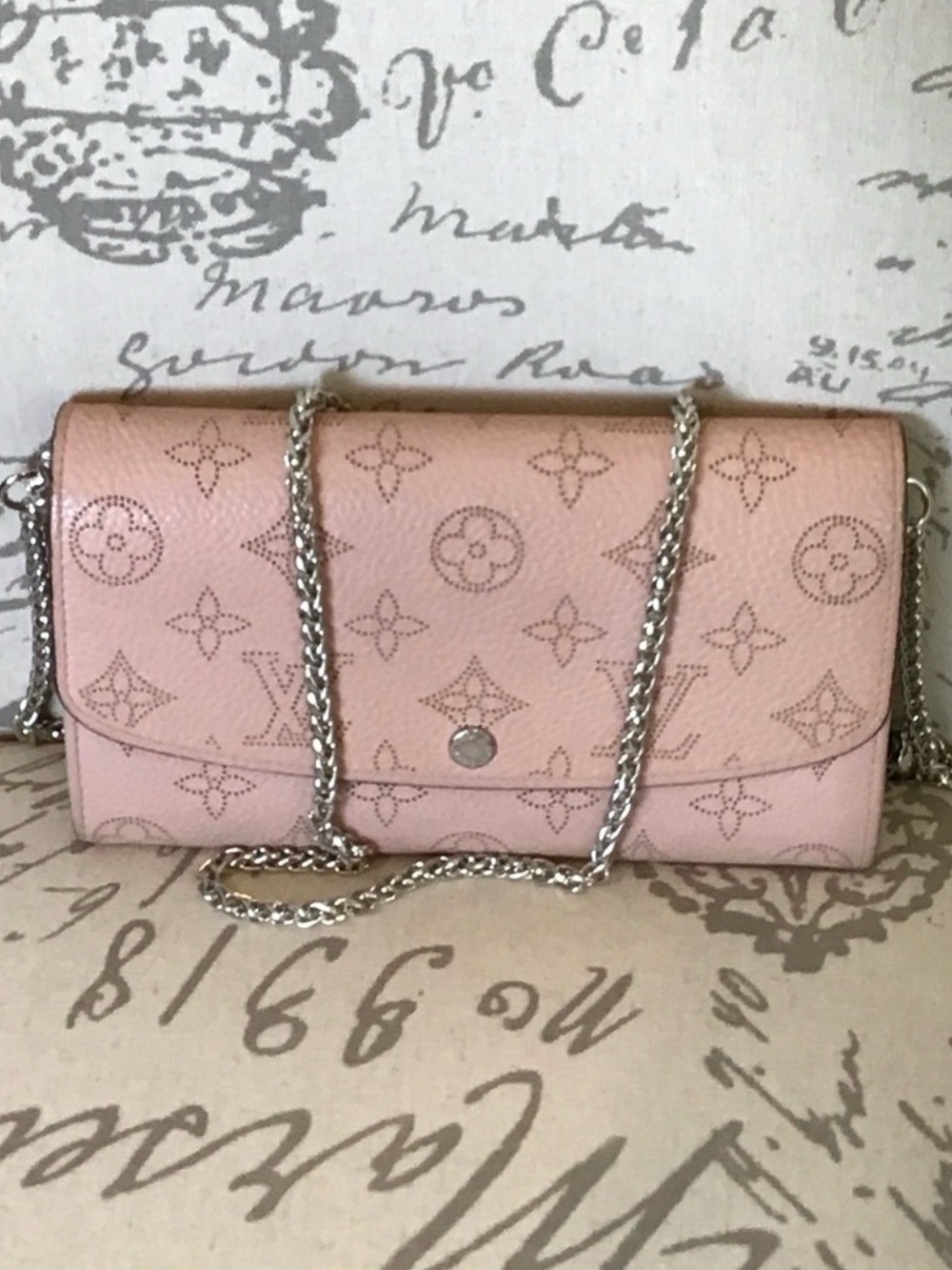 Louis Vuitton Pink Mahina Leather Crossbody XL Wallet on chain - Picture 1 of 15